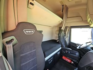 Fotele i leżanka w kabinie — Iveco S-WAY AS440S48 ALCOA PTO+HYDR. z 2020 roku