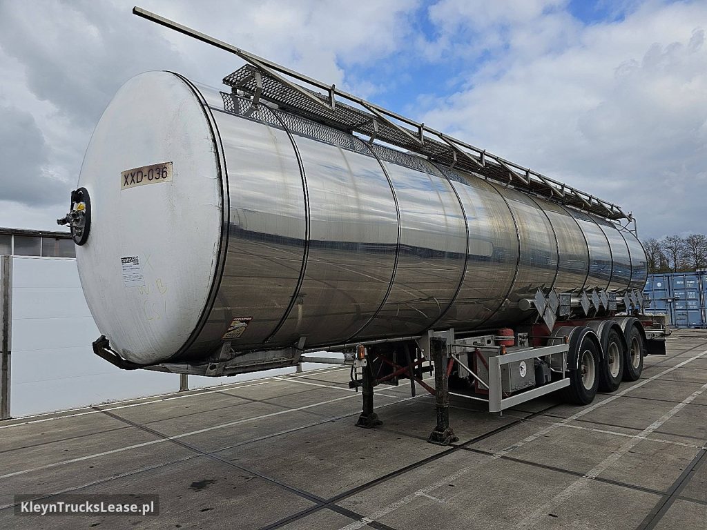 Magyar SR 34 SDC CHEMICAL 3 COMP 38M3 z 2000 roku, cysterna z zagranicy — przód pojazdu