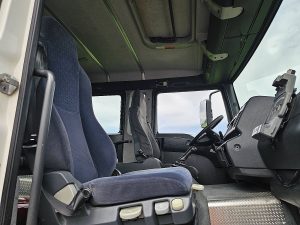 Wnętrze kabiny — MAN 18.240 TGM DOKA DOUBLE CABIN z 2008 roku