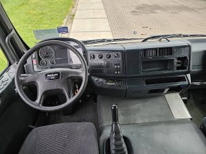 Deska rozdzielcza i stanowisko kierowcy — MAN 18.240 TGM DOKA DOUBLE CABIN z 2008 roku