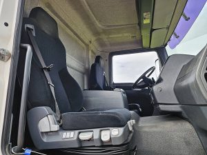Wnętrze kabiny — MAN 18.250 TGM TAILLIFT NL-TRUCK z 2010 roku