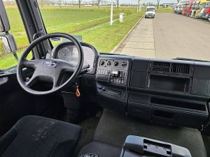 Deska rozdzielcza i stanowisko kierowcy — MAN 18.250 TGM TAILLIFT NL-TRUCK z 2010 roku