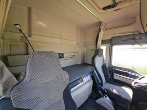 Fotele i leżanka w kabinie — MAN 18.400 TGS z 2020 roku