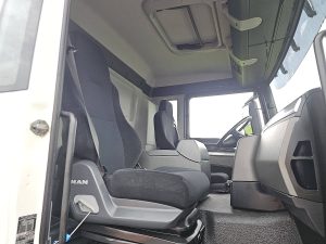 Wnętrze kabiny — MAN 18.400 TGS DAY CAB  265TKM z 2015 roku
