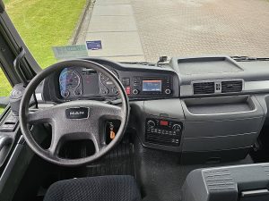 Deska rozdzielcza i stanowisko kierowcy — MAN 18.400 TGS DAY CAB  265TKM z 2015 roku