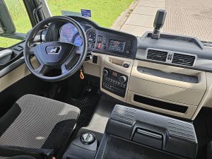 Deska rozdzielcza i stanowisko kierowcy — MAN 18.420 TGS z 2017 roku