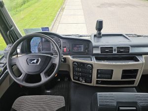 Deska rozdzielcza i stanowisko kierowcy — MAN 18.420 TGS z 2018 roku