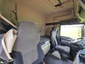 Fotele i leżanka w kabinie — MAN 18.430 TGS 4x4 z 2021 roku