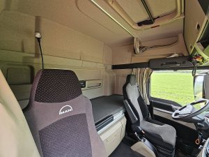 Fotele i leżanka w kabinie — MAN 18.430 TGS 4x4 z 2021 roku