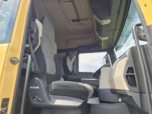 Wnętrze kabiny — MAN 18.430 TGS 4x4 z 2021 roku