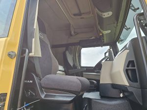 Wnętrze kabiny — MAN 18.430 TGS 4x4 z 2021 roku