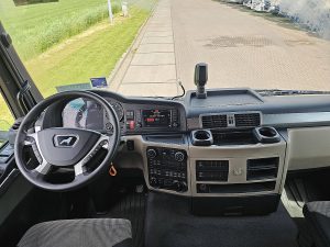 Deska rozdzielcza i stanowisko kierowcy — MAN 18.430 TGS 4x4 z 2021 roku