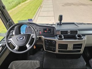 Deska rozdzielcza i stanowisko kierowcy — MAN 18.430 TGS 4x4 z 2021 roku