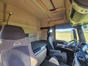 Fotele i leżanka w kabinie — MAN 18.430 TGS 4x4, kipphydraulik z 2021 roku