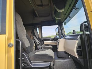 Wnętrze kabiny — MAN 18.430 TGS Hydrodrive z 2020 roku