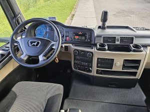 Deska rozdzielcza i stanowisko kierowcy — MAN 18.430 TGS Hydrodrive z 2020 roku