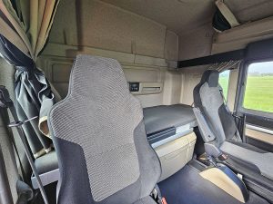 Fotele i leżanka w kabinie — MAN 18.430 TGS Hydrodrive z 2020 roku
