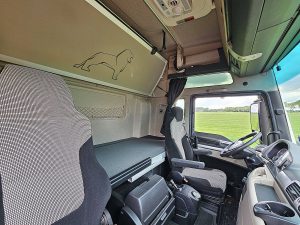 Fotele i leżanka w kabinie — MAN 18.460 TGX z 2017 roku