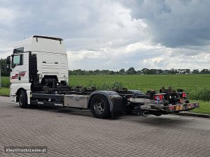 Strona kierowcy z tyłu — MAN 18.460 TGX z 2017 roku