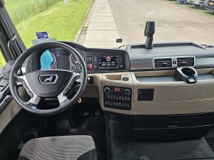 Deska rozdzielcza i stanowisko kierowcy — MAN 18.460 TGX z 2017 roku