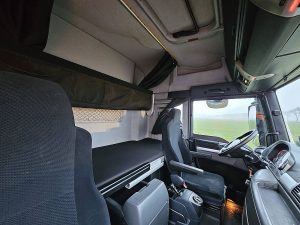 Fotele i leżanka w kabinie — MAN 18.480 TGX z 2014 roku