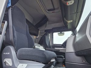 Wnętrze kabiny — MAN 18.480 TGX z 2014 roku