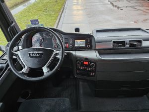 Deska rozdzielcza i stanowisko kierowcy — MAN 18.480 TGX z 2014 roku