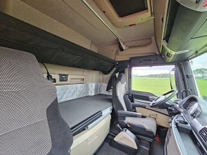 Fotele i leżanka w kabinie — MAN 18.500 TGX z 2019 roku