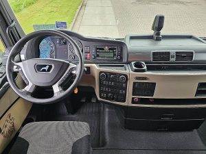 Deska rozdzielcza i stanowisko kierowcy — MAN 18.500 TGX z 2019 roku