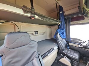 Fotele i leżanka w kabinie — MAN 18.500 TGX FLS 4x2 XXL 2x TANK z 2019 roku