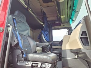 Wnętrze kabiny — MAN 18.500 TGX FLS 4x2 XXL 2x TANK z 2019 roku