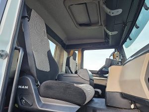 Wnętrze kabiny — MAN 26.420 TGS MEILLER AK 16 NT z 2018 roku