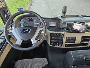 Deska rozdzielcza i stanowisko kierowcy — MAN 26.420 TGS MEILLER AK 16 NT z 2018 roku