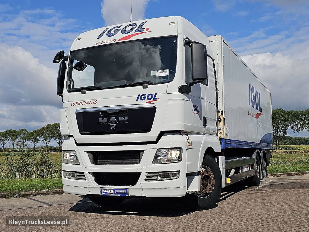 MAN 26.440 TGX 6X2 TAILLIFT z 2009 roku, kontener z zagranicy — przód pojazdu