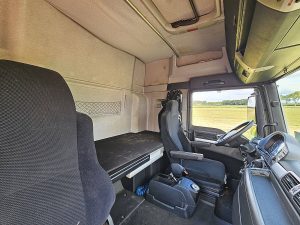Fotele i leżanka w kabinie — MAN 26.440 TGX 6X2 TAILLIFT z 2009 roku