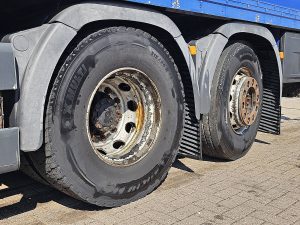 Opony z dobrym bieżnikiem — MAN 26.440 TGX 6X2 TAILLIFT z 2009 roku
