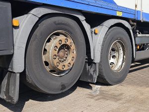 Opony z dobrym bieżnikiem, ujęcie 2 — MAN 26.440 TGX 6X2 TAILLIFT z 2009 roku