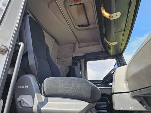 Wnętrze kabiny — MAN 26.440 TGX 6X2 TAILLIFT z 2009 roku