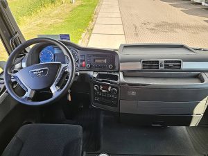 Deska rozdzielcza i stanowisko kierowcy — MAN 26.440 TGX 6X2 TAILLIFT z 2009 roku