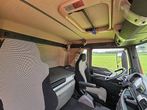 Fotele i leżanka w kabinie — MAN 26.500 TGX 6x2*4 z 2019 roku