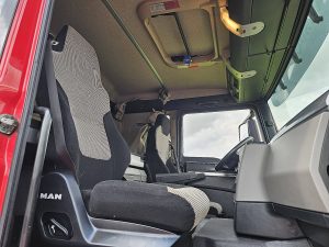 Wnętrze kabiny — MAN 26.500 TGX 6x2*4 z 2019 roku