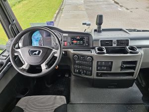 Deska rozdzielcza i stanowisko kierowcy — MAN 26.500 TGX 6x2*4 z 2019 roku