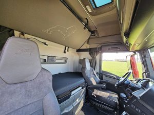 Fotele i leżanka w kabinie — MAN 26.510 TGX GX 6X2 INTARDER z 2022 roku