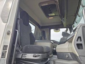 Wnętrze kabiny — MAN 41.360 TGS 8X4 TRANSLIFT CHAIN z 2021 roku