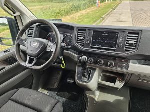 Deska rozdzielcza i stanowisko kierowcy — MAN TGE 3.140 z 2019 roku