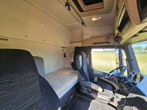 Fotele i leżanka w kabinie — Mercedes-Benz ACTROS 1832 z 2018 roku