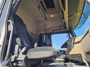 Wnętrze kabiny — Mercedes-Benz ACTROS 1832 z 2018 roku