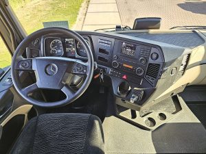 Deska rozdzielcza i stanowisko kierowcy — Mercedes-Benz ACTROS 1832 z 2018 roku
