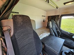 Fotele i leżanka w kabinie — Mercedes-Benz ACTROS 1843 AS 4X4 ALLRAD PTO+HYDR. z 2020 roku