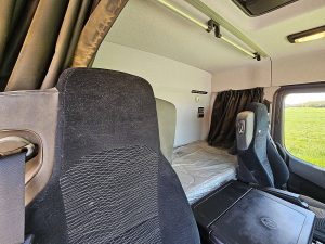 Fotele i leżanka w kabinie — Mercedes-Benz ACTROS 1843 AS 4X4 ALLRAD PTO+HYDR. z 2020 roku